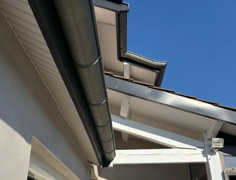 Habillage Zinguerie-Bequerie Rénovation Services-couvreur Chassieu-rénovation toiture-travaux de toiture-entreprise de zinguerie-vouverture-gouttières aluminium-nettoyage toiture-Chassieu-Lyon Est-Rhône-Alpes