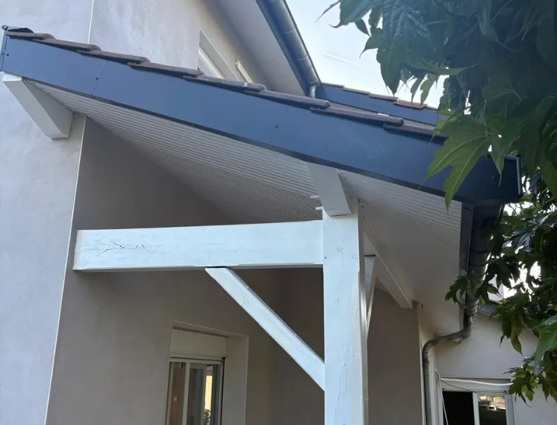 Habillage de bandeaux, rives et sous-faces-Bequerie Rénovation Services-couvreur Chassieu-rénovation toiture-travaux de toiture-entreprise de zinguerie-vouverture-gouttières aluminium-nettoyage toiture-Chassieu-Lyon Est-Rhône-Alpes