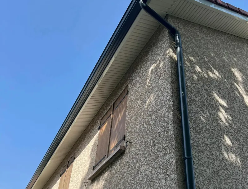 Travaux de zinguerie et étanchéité sur mesure-Bequerie Rénovation Services-couvreur Chassieu-rénovation toiture-travaux de toiture-entreprise de zinguerie-vouverture-gouttières aluminium-nettoyage toiture-Chassieu-Lyon Est-Rhône-Alpes